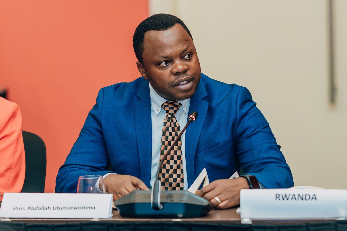 “Ni ubugegera” Minisitiri Utumatwishima yanenze urubyiruko rwiyandarika kuri TikTok kugira ngo baruhe amafaranga