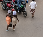 Polisi yakebuye abafatira amashusho mu ruhame nyuma y’abakobwa bifashe amashusho bambaye amasume muri gare ya Nyabugogo