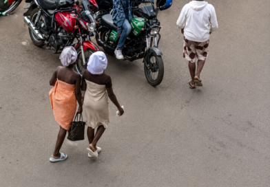 Polisi yakebuye abafatira amashusho mu ruhame nyuma y’abakobwa bifashe amashusho bambaye amasume muri gare ya Nyabugogo