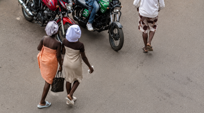 Polisi yakebuye abafatira amashusho mu ruhame nyuma y’abakobwa bifashe amashusho bambaye amasume muri gare ya Nyabugogo