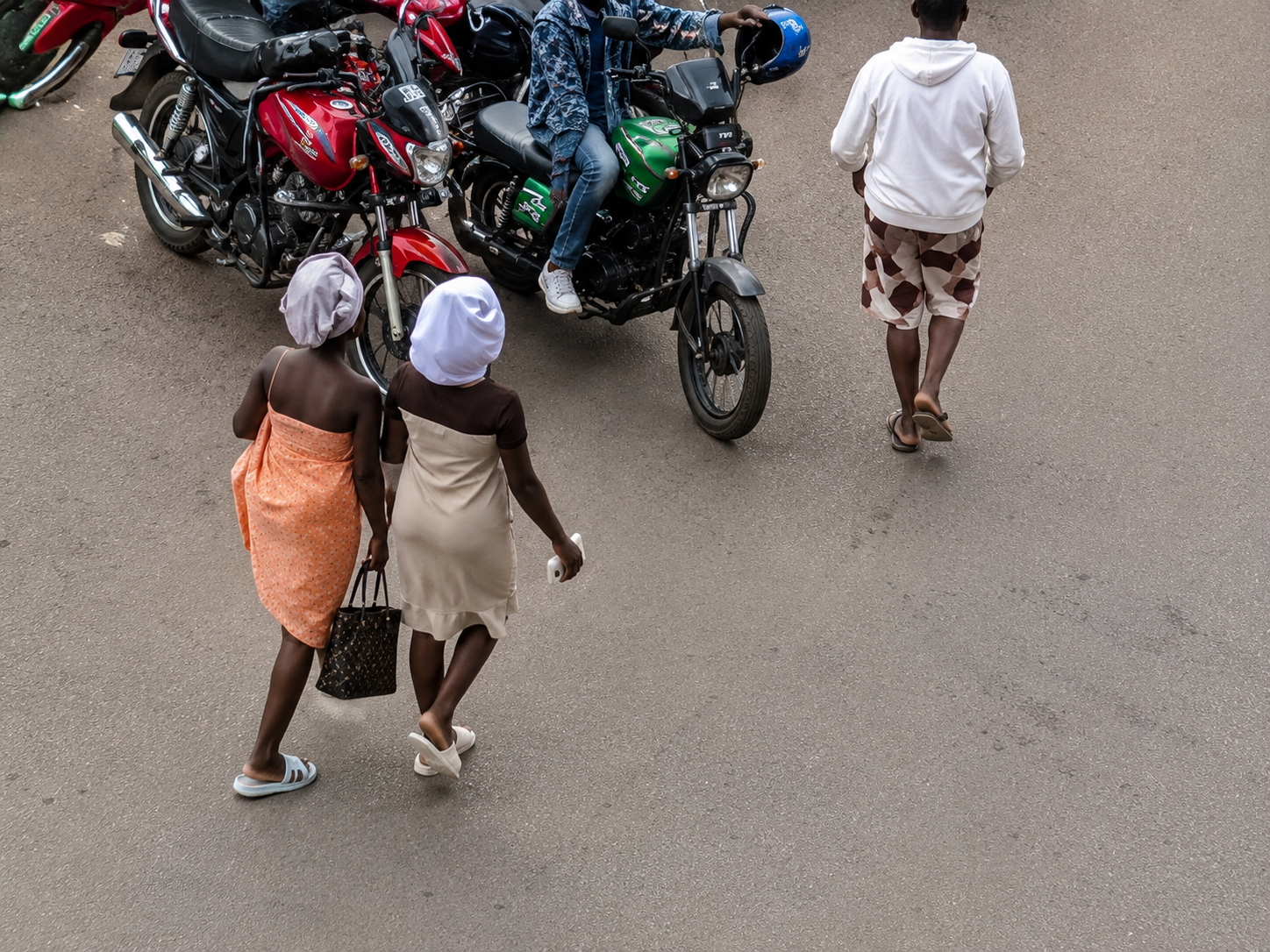 Polisi yakebuye abafatira amashusho mu ruhame nyuma y’abakobwa bifashe amashusho bambaye amasume muri gare ya Nyabugogo
