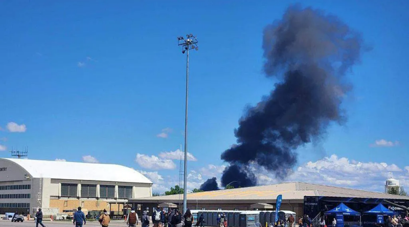 Indege ebyiri z’intambara z’Amerika zagonganiye mu kirere umuriro uraka