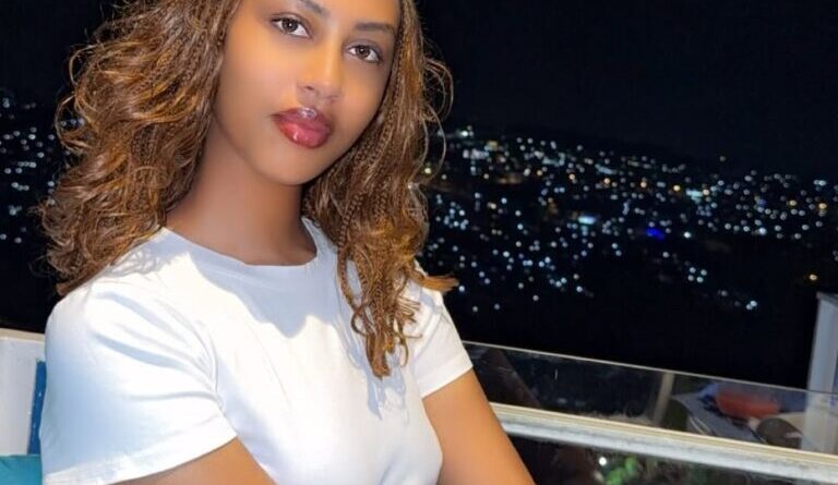 Nyambo Jesca yahishuye ko yifatiye umukunzi we ari kumuca  inyuma aryamanye n’inshuti ye magara