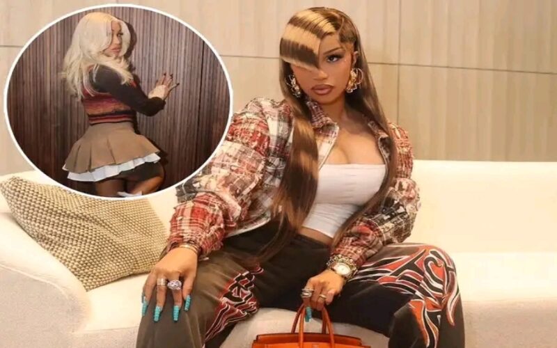 Cardi B anyara ahagaze iyo ari mu bwiherero rusange