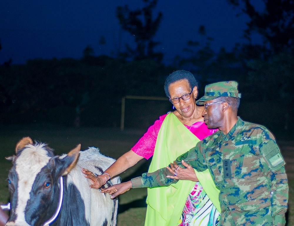 RDF yagabiye inka abarimo umuhanzi Mariya Yohana