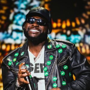 Davido yaserukanye ikoti rimurikira Isi ibibazo Nigeria ifite