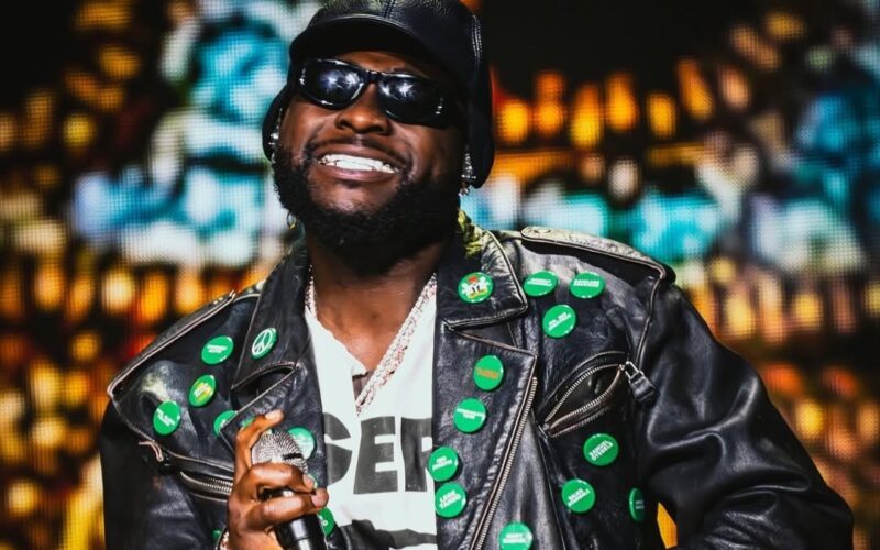 Davido yaserukanye ikoti rimurikira Isi ibibazo Nigeria ifite