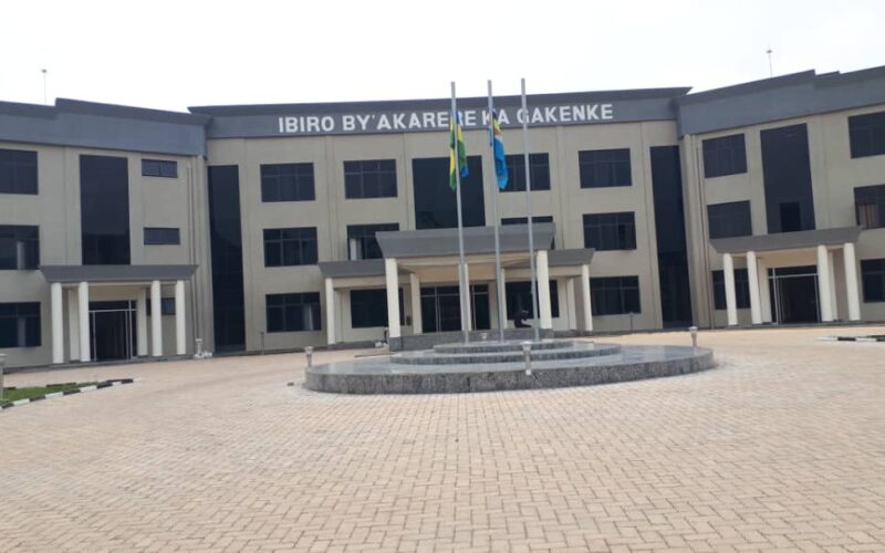 Gakenke: Umunyeshuri yakomerekeje umwarimu amujombye ikaramu