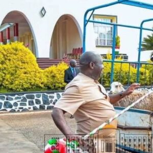 Perezida Ndayishimiye yagabiwe n’abanye-Congo batuye i Burundi
