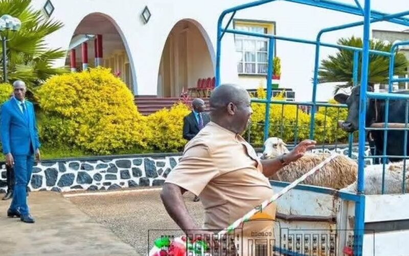 Perezida Ndayishimiye yagabiwe n’abanye-Congo batuye i Burundi