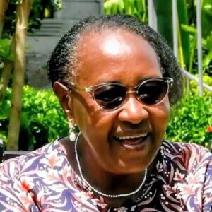 Phoebe w’imyaka 69 wari ukiri isugi yishimiye kubona umukunzi