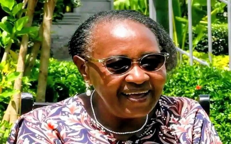 Phoebe w’imyaka 69 wari ukiri isugi yishimiye kubona umukunzi
