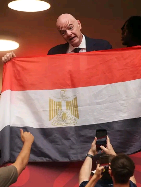 Nyuma yo kunengwa bikomeye Perezida wa FIFA, Infantino, yagaragaye afite ibendera rya Misiri (Egypt)