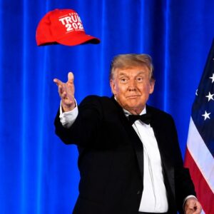 Trump yongeye guteza impaka kubera ingofero ya “Trump 2028”,