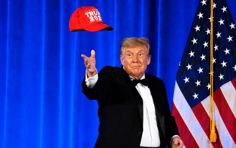 Trump yongeye guteza impaka kubera ingofero ya “Trump 2028”,