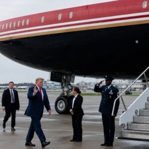Trump yahinduye indege rwihishwa kubera ubwoba bw’igitero cya Iran