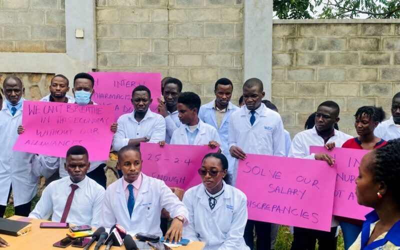 Uganda: Abaganga bimenyereza bazajya bahabwa hafi 400,000Frw ku kwezi