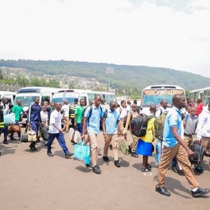 Iburengerazuba: Abana ibihumbi 17 ntibaratangira ishuri kubera ubukene