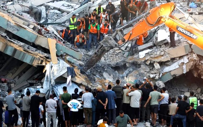 Gaza: Inyubako yasenyutse ihitana abantu 12