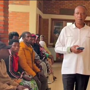 Karongi: Ababuze urubyaro ubu bari kuvurwa.