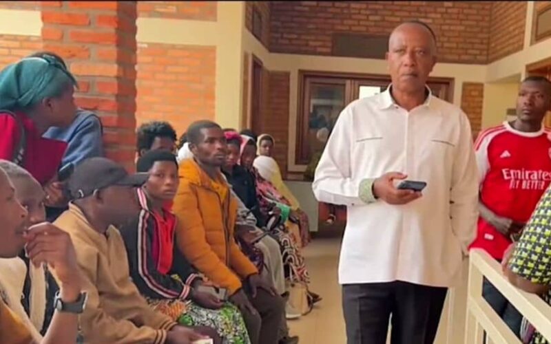 Karongi: Ababuze urubyaro ubu bari kuvurwa.