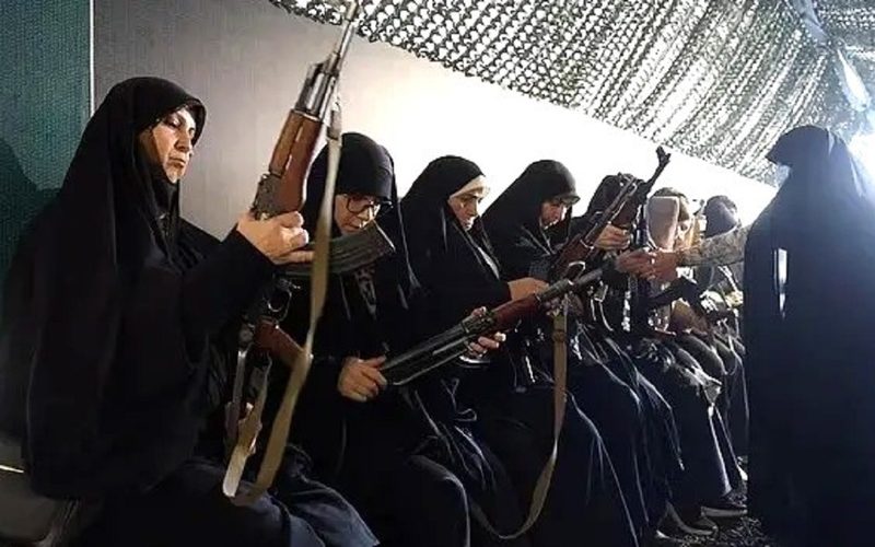 Abagore bo muri Iran batangiye kwigishwa gukoresha imbunda