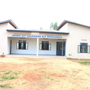 Utugari tugiye kongererwa abakozi n’imishahara