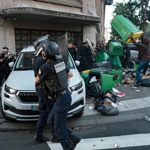 Imyigaragambyo mu Bufaransa; gerenade yaciye umunyeshuri ikiganza