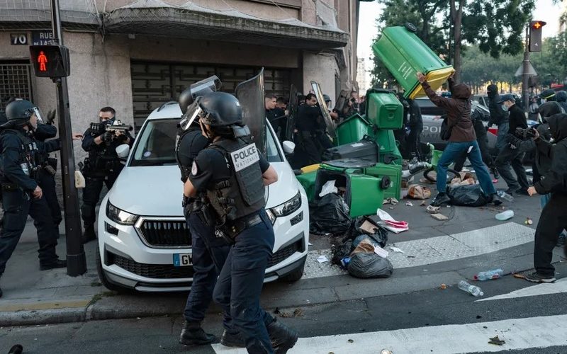 Imyigaragambyo mu Bufaransa; gerenade yaciye umunyeshuri ikiganza