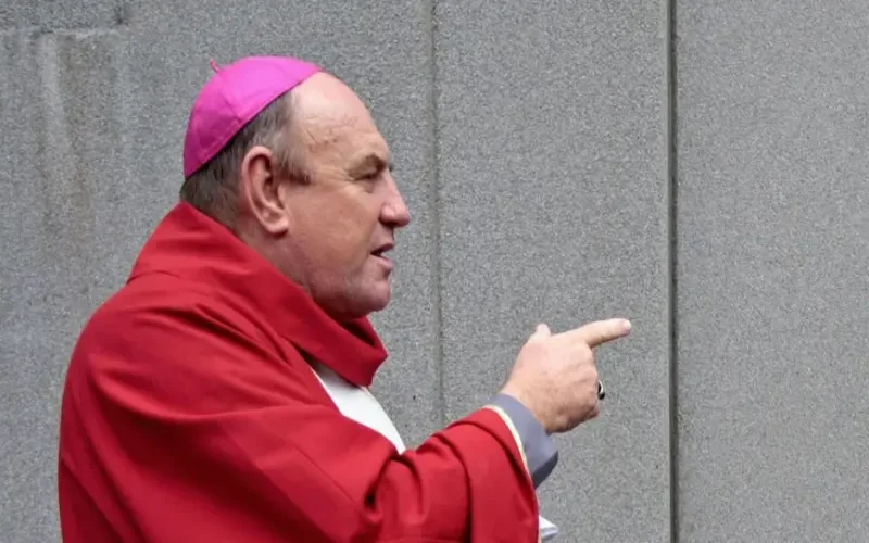 Autralia: Uwari Musenyeri arashinjwa gusambanya abasore babiri